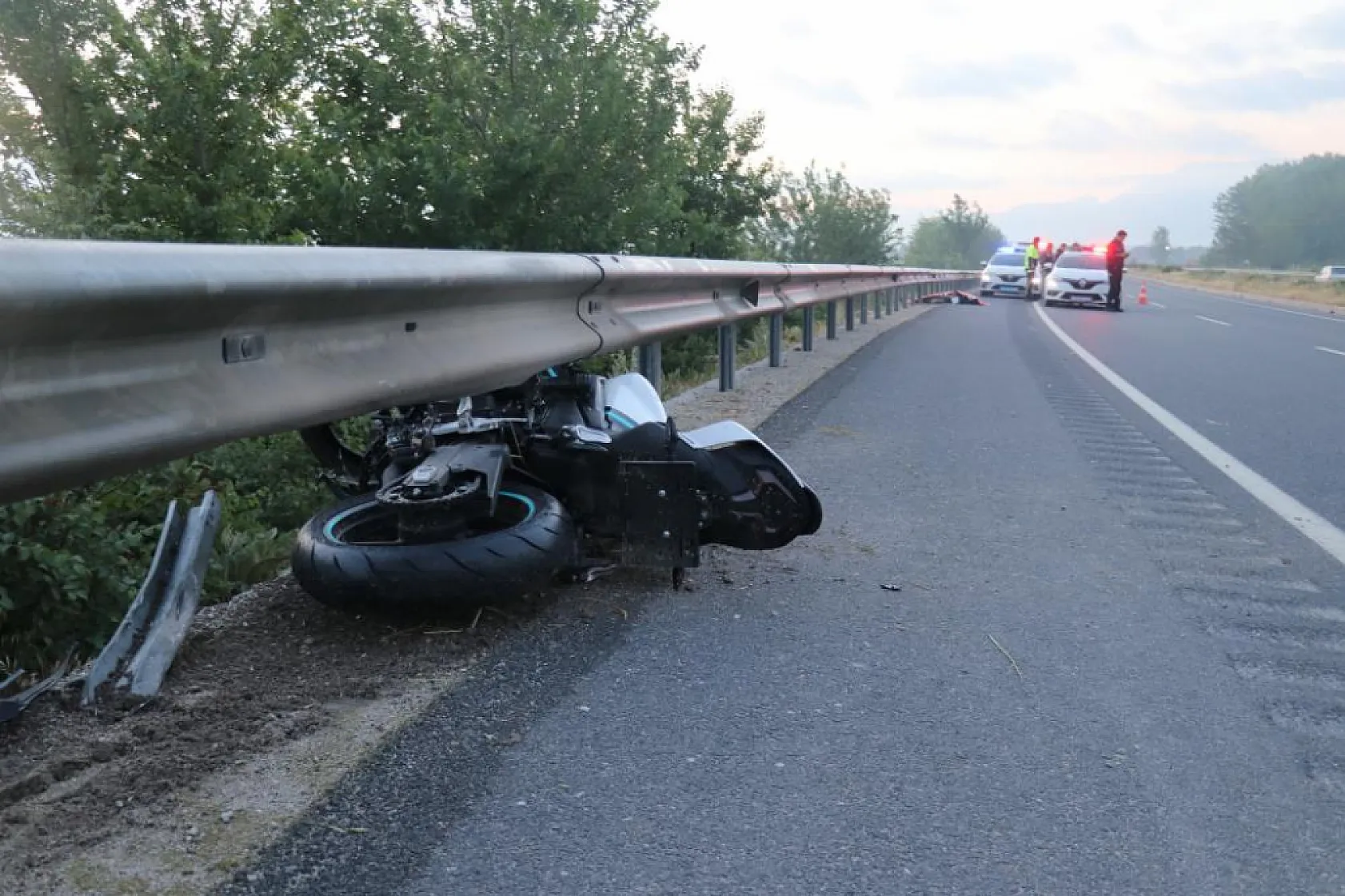 Bariyere çarparak 27 metre savrulan motosiklet sürücüsü feci şekilde can verdi