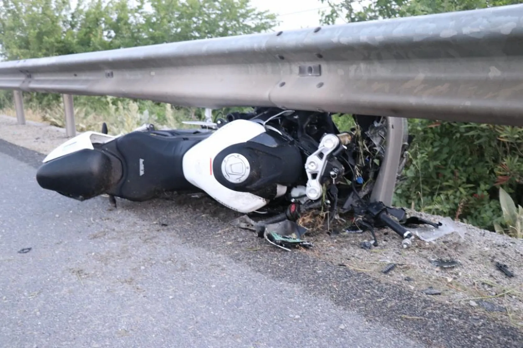 Bariyere çarparak 27 metre savrulan motosiklet sürücüsü feci şekilde can verdi