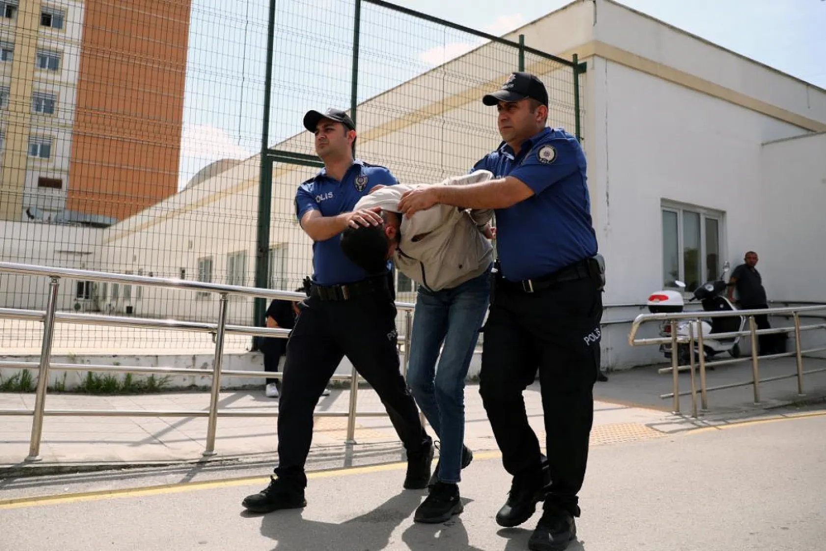 Sevgilisini bırakmak için arkadaşının otomobilini aldı, motosikletliyi öldürdü