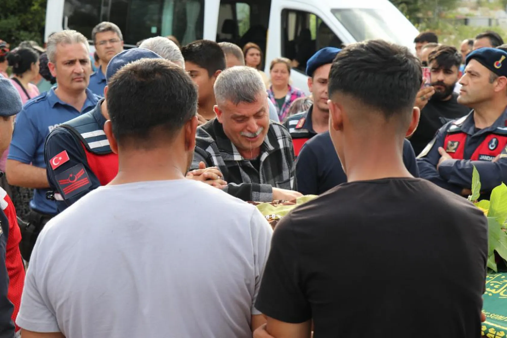 Cinayete kurban giden kızının ardından 'Çocuklarına sahip çıkacağım' diye gözyaşı döktü