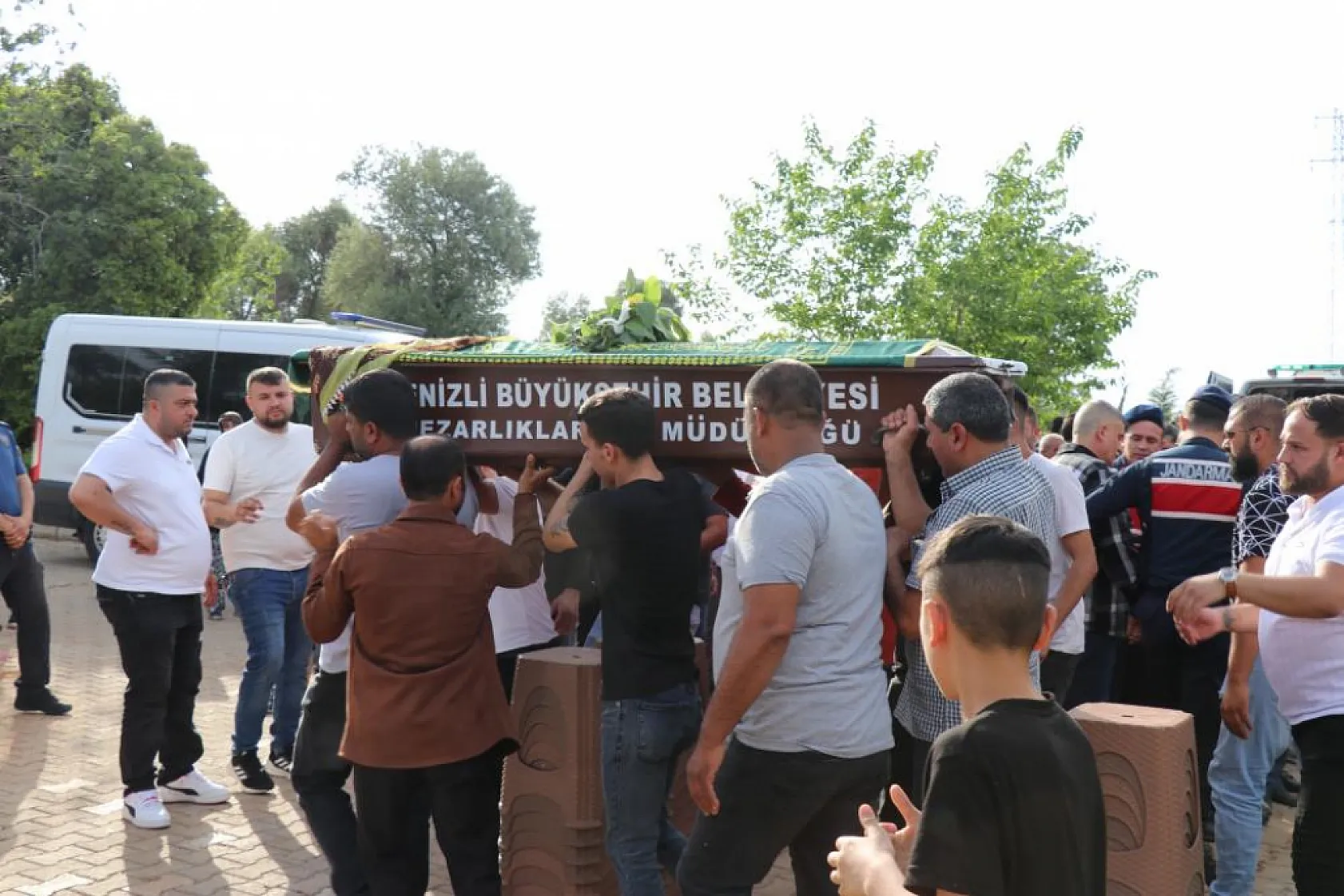 Cinayete kurban giden kızının ardından 'Çocuklarına sahip çıkacağım' diye gözyaşı döktü