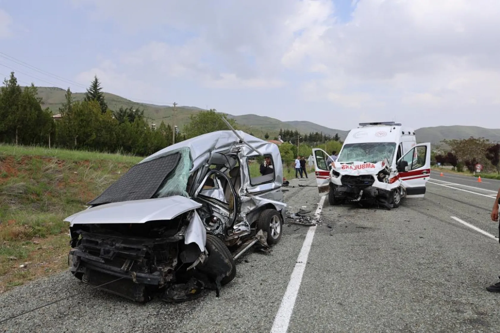 Feci kaza Ambulans ile hafif ticari araç çarpıştı, 2'si polis 6 yaralı