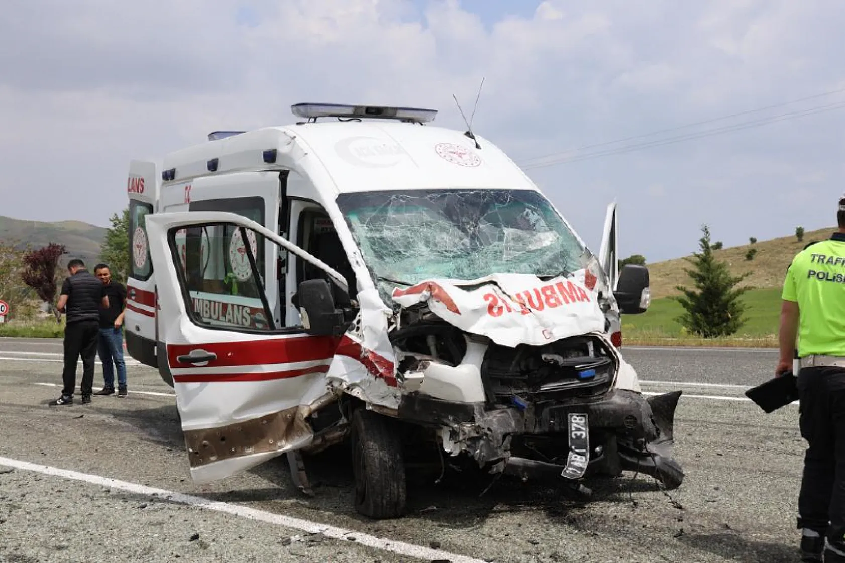 Feci kaza Ambulans ile hafif ticari araç çarpıştı, 2'si polis 6 yaralı