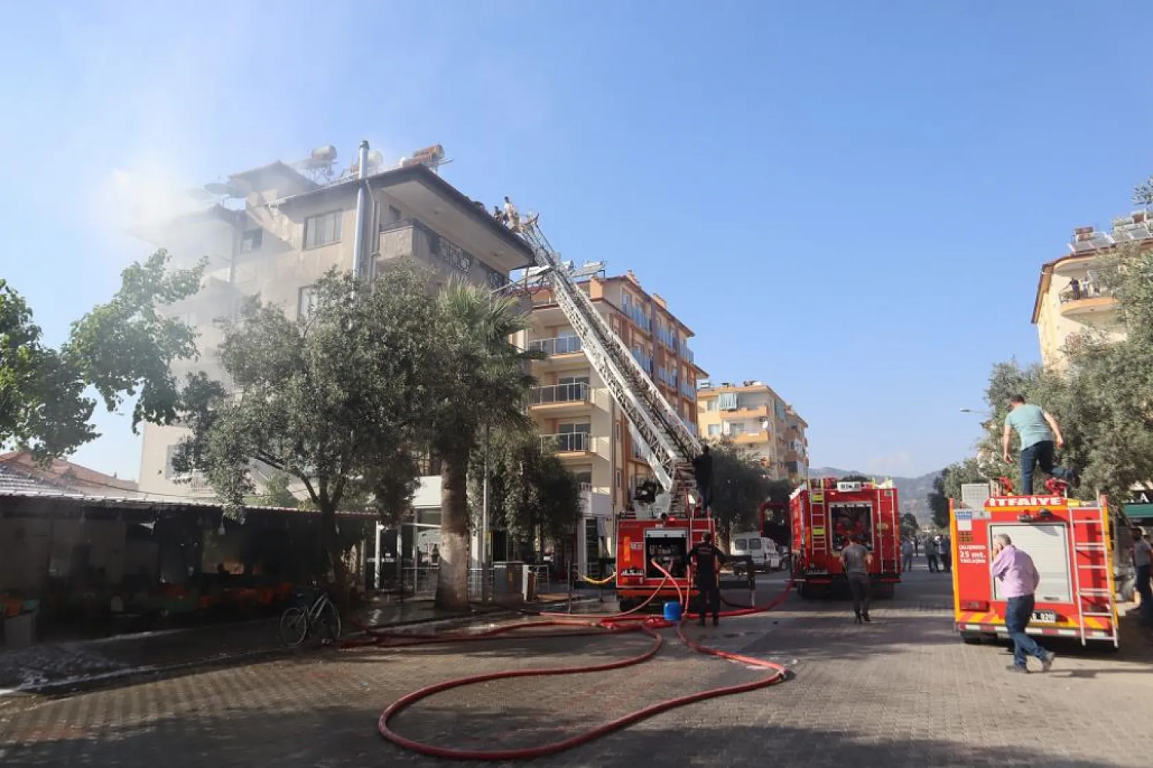 Muğla'da 5 katlı binanın çatı katında yangın çıktı