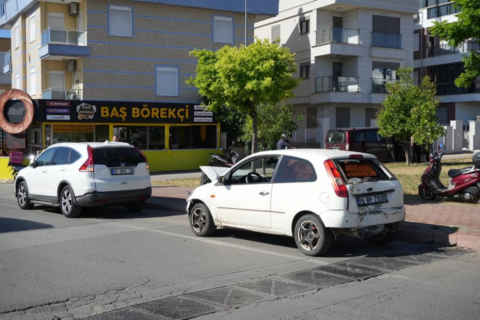 Otobüs trafik ışıklarında bekleyen araçların arasına daldı: 3 yaralı