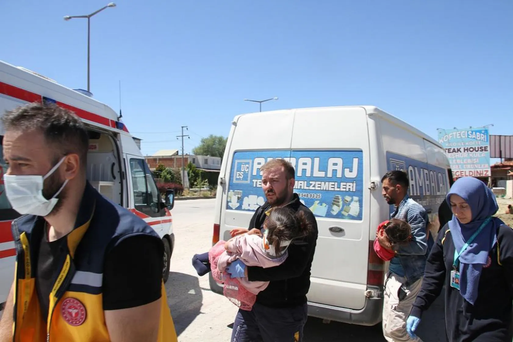 İki otomobilin çarpıştığı kazada 2'si çocuk 3 kişi yaralandı