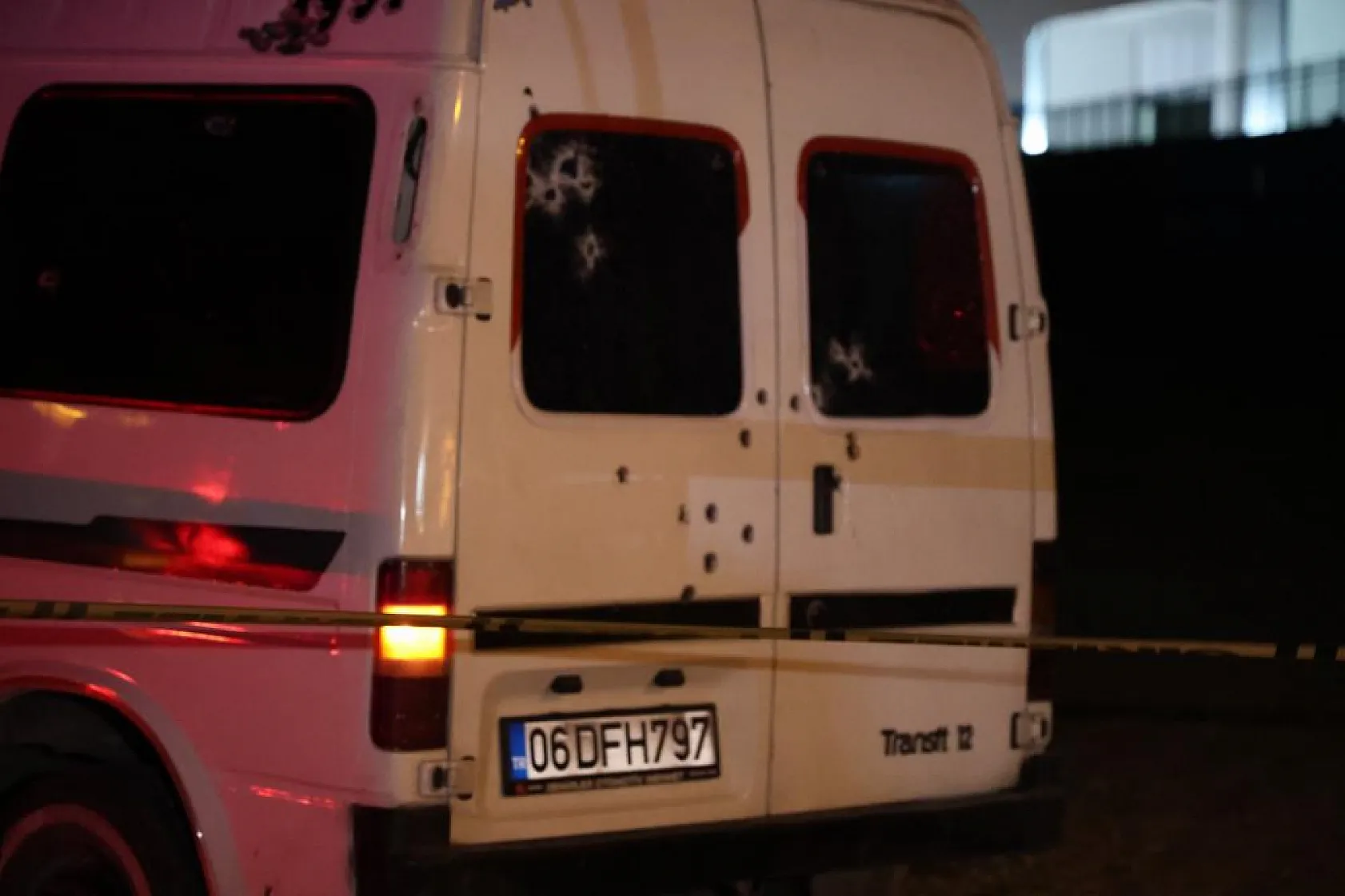 İki kardeşin içinde bulunduğu minibüs kurşunlandı, 1 ölü 1 ağır yaralı