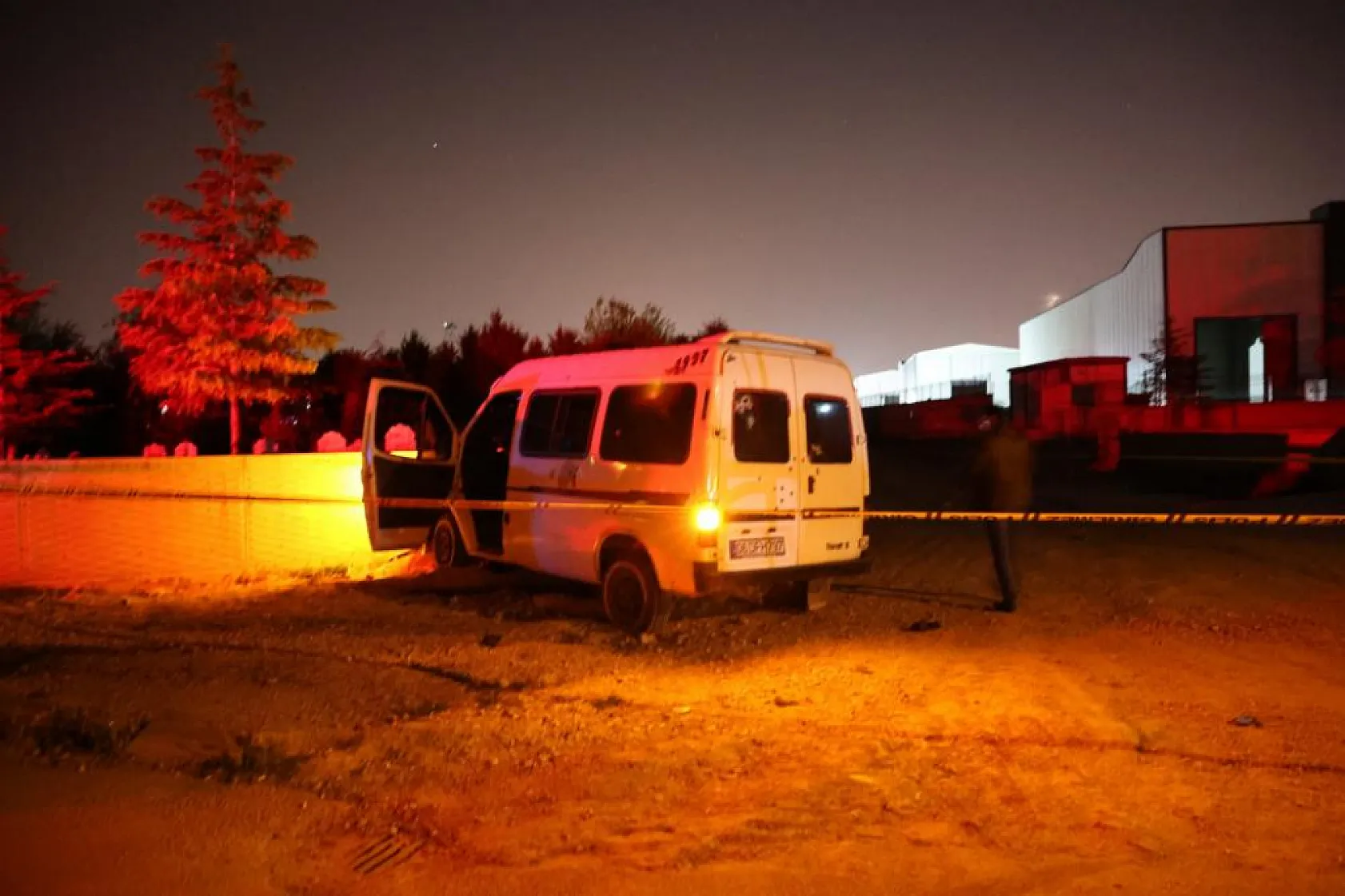 İki kardeşin içinde bulunduğu minibüs kurşunlandı, 1 ölü 1 ağır yaralı