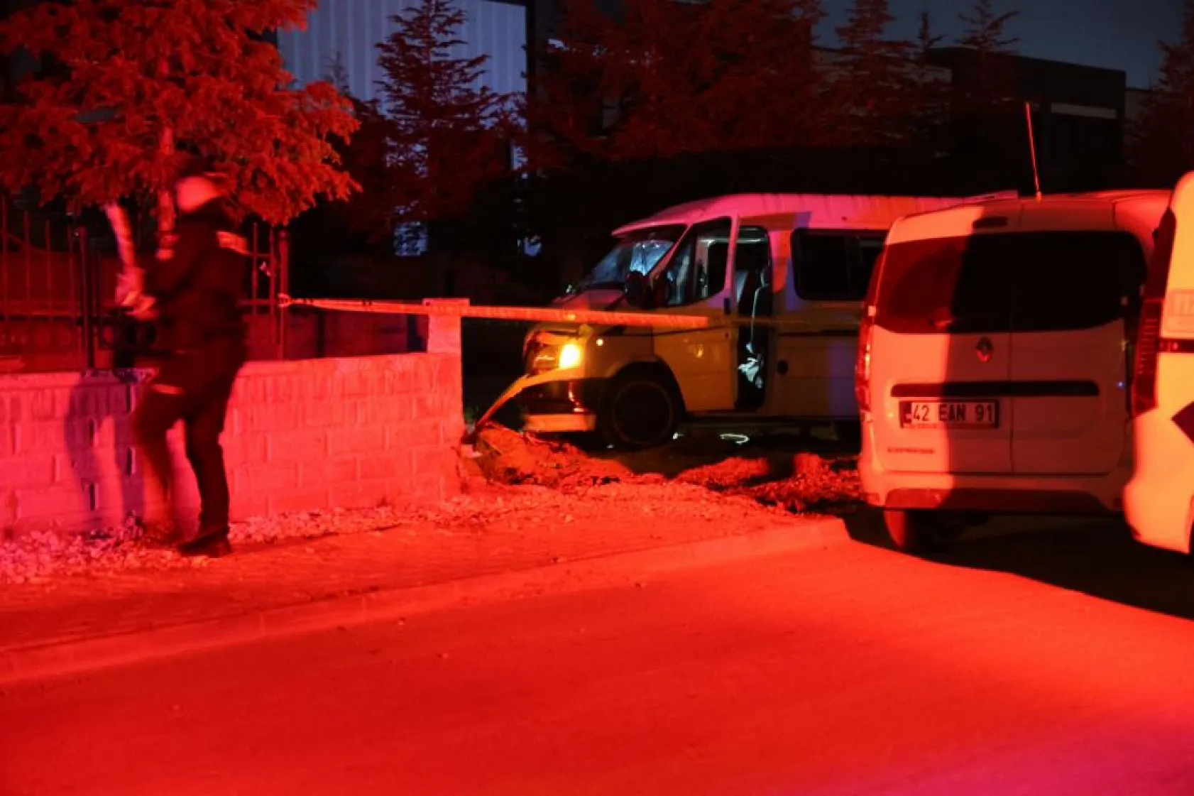 İki kardeşin içinde bulunduğu minibüs kurşunlandı, 1 ölü 1 ağır yaralı
