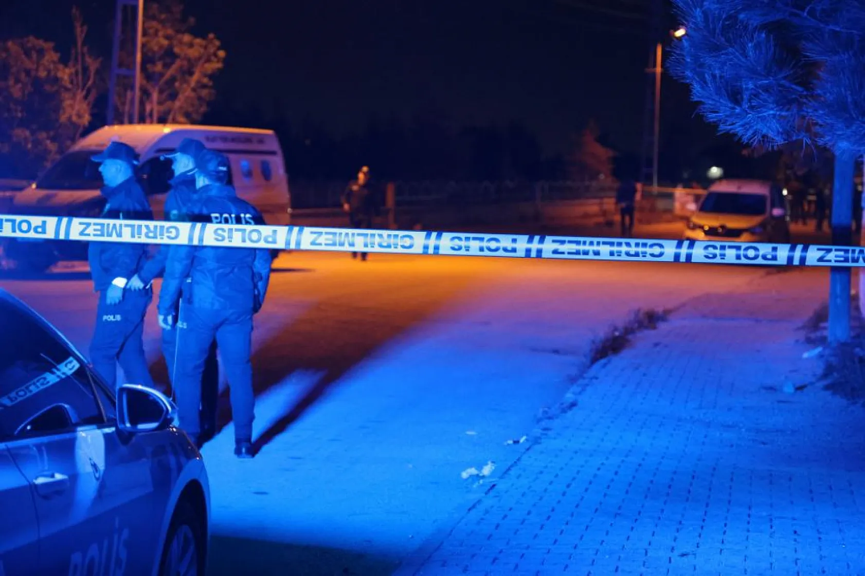 İki kardeşin içinde bulunduğu minibüs kurşunlandı, 1 ölü 1 ağır yaralı