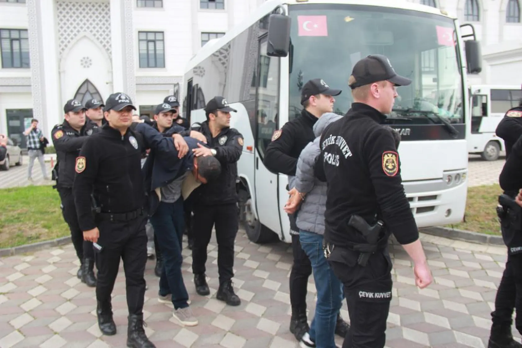 4 çocuk annesi 'aile meclisi' kararıyla öldürülmüştü: 12 kişi tutuklandı