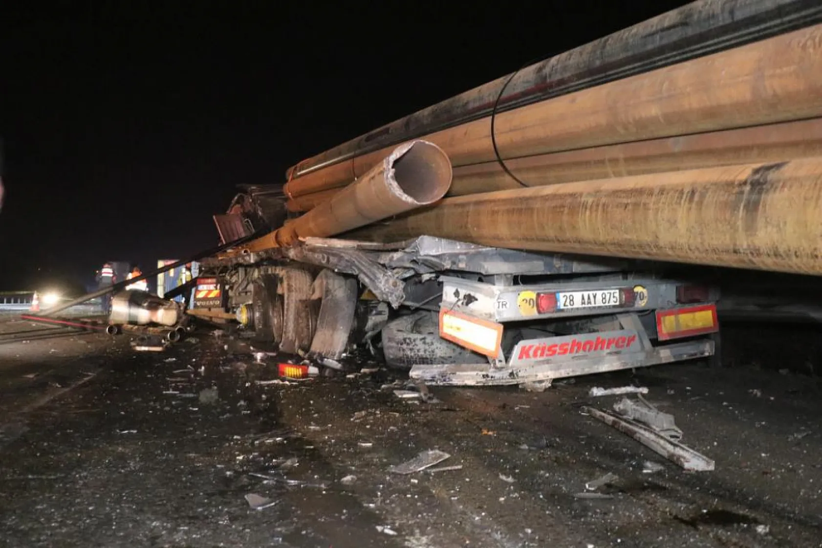 Otoyolda feci kaza: Demir borular tırın ön camından çıktı