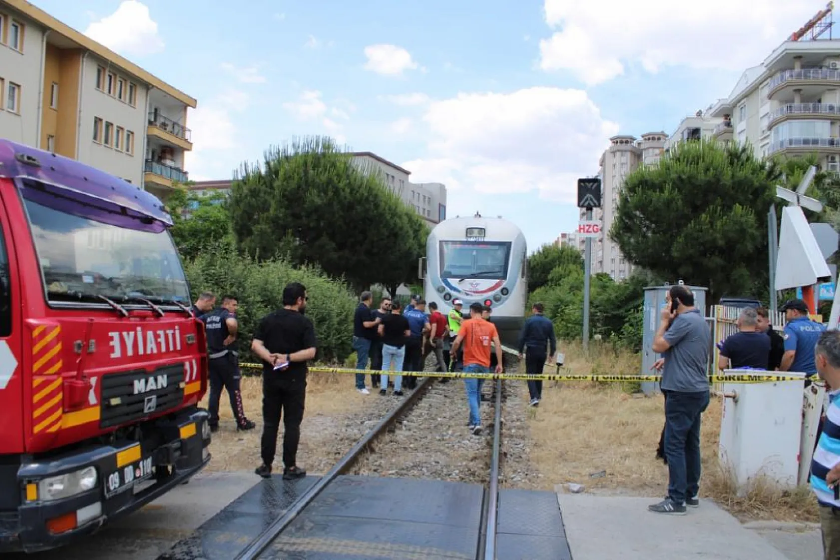 Karşı geçmek isteyen yaşlı kadın trenin altında kaldı