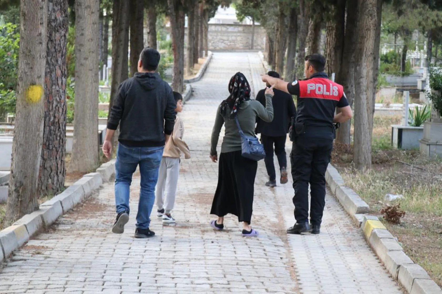 Mezarlıktan bebek ağlama sesi geldi! Polisler harekete geçti! Bakın ne oldu..