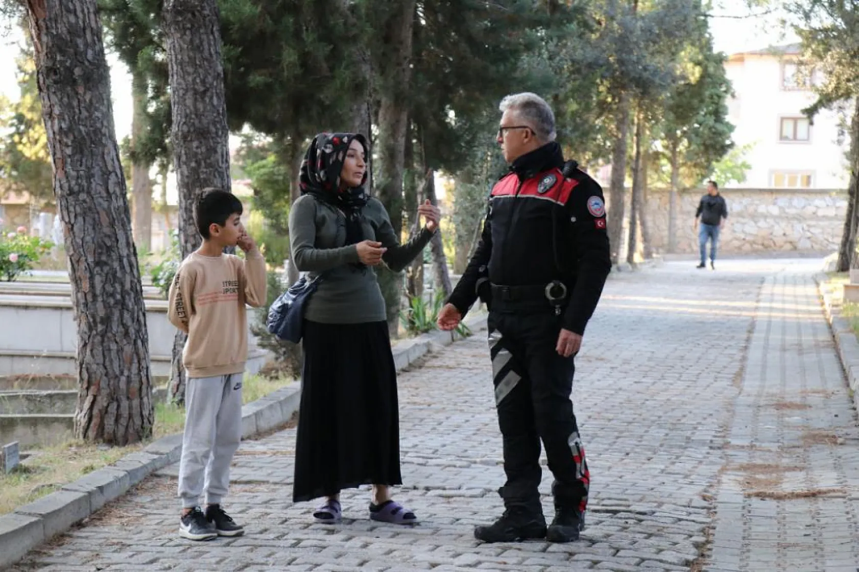 Mezarlıktan bebek ağlama sesi geldi! Polisler harekete geçti! Bakın ne oldu..