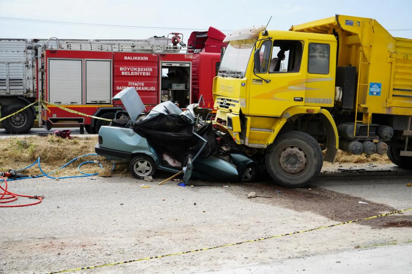 Köpeğe çarpmamak için manevra yaptı, araç 3 kişiye mezar oldu
