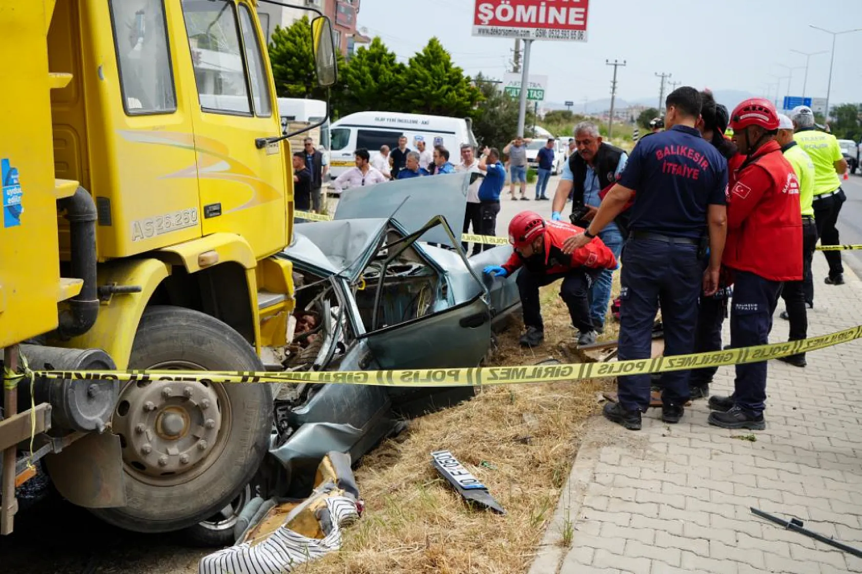 Köpeğe çarpmamak için manevra yaptı, araç 3 kişiye mezar oldu