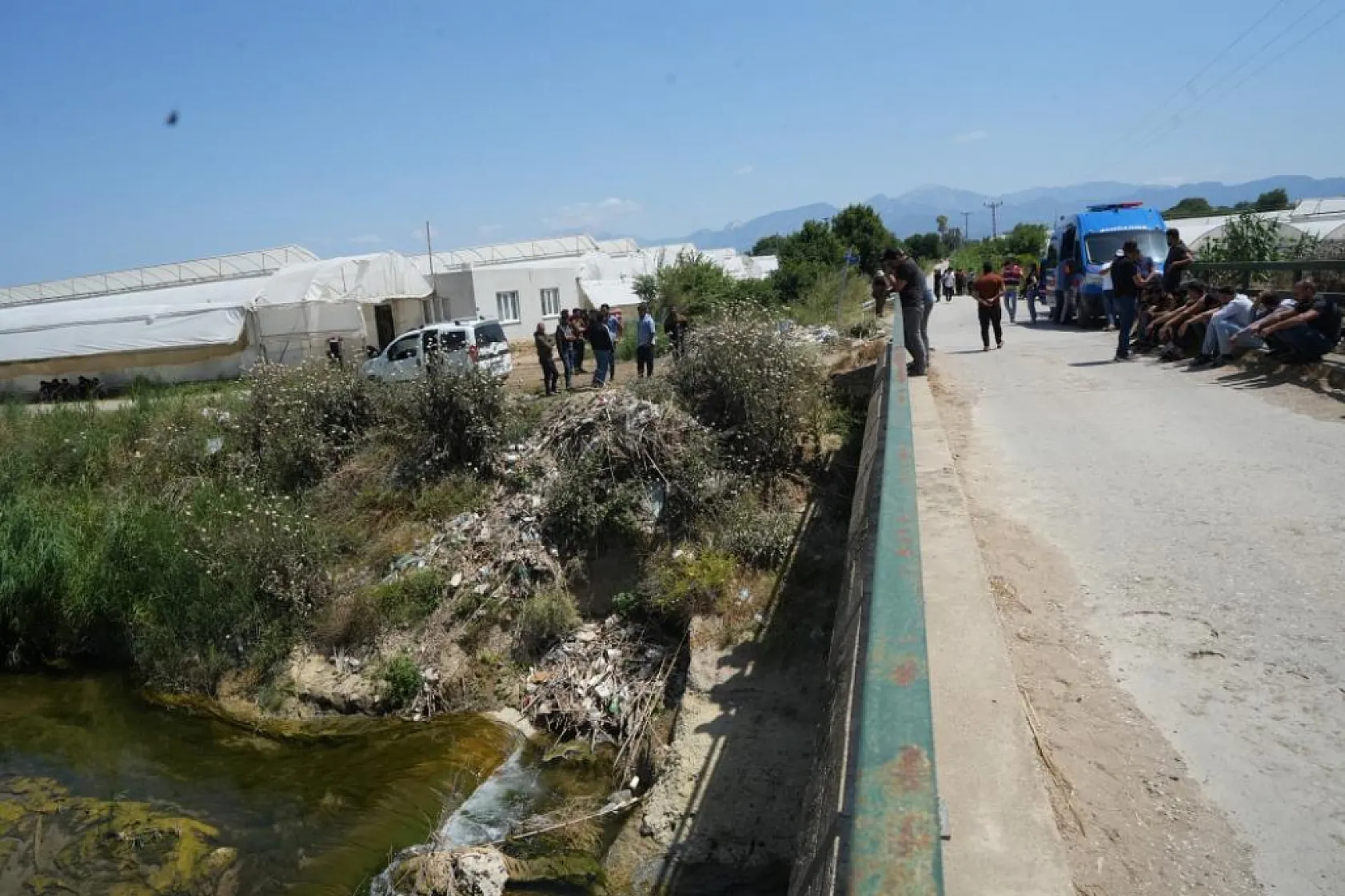 Otomobilin dereye düştüğü kazada ölü sayısı 2'ye yükseldi, kayıp olan çocuk aranıyor