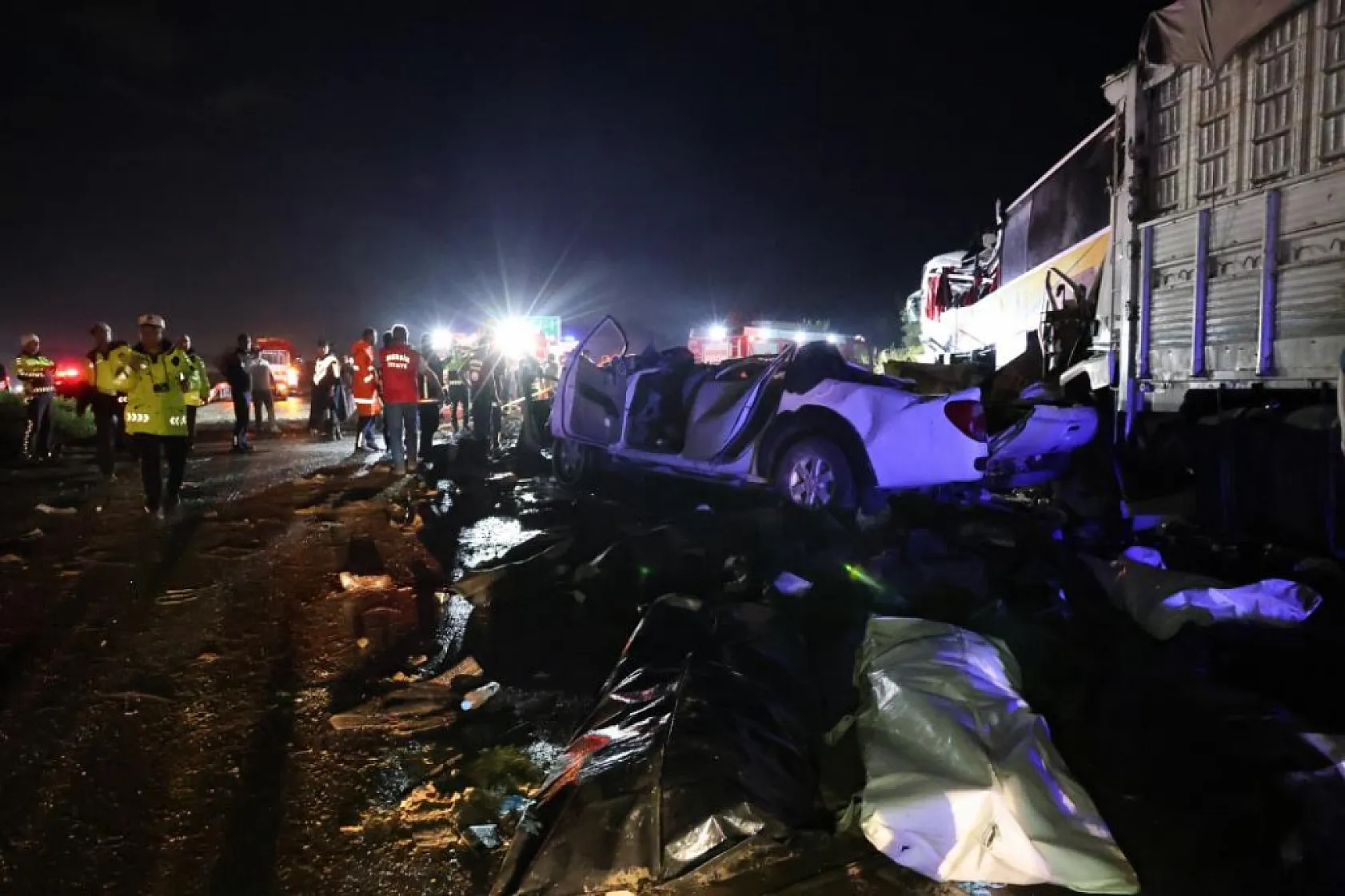 Katliam gibi kaza: 10 ölü, 30'dan fazla yaralı var