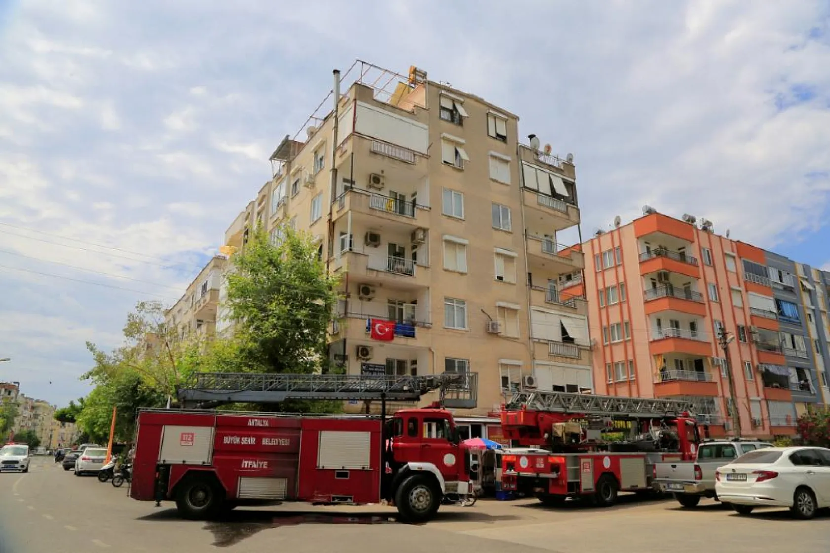 Sinir krizi geçiren genç adam, eline geçen tüm eşyaları sokağa fırlattı