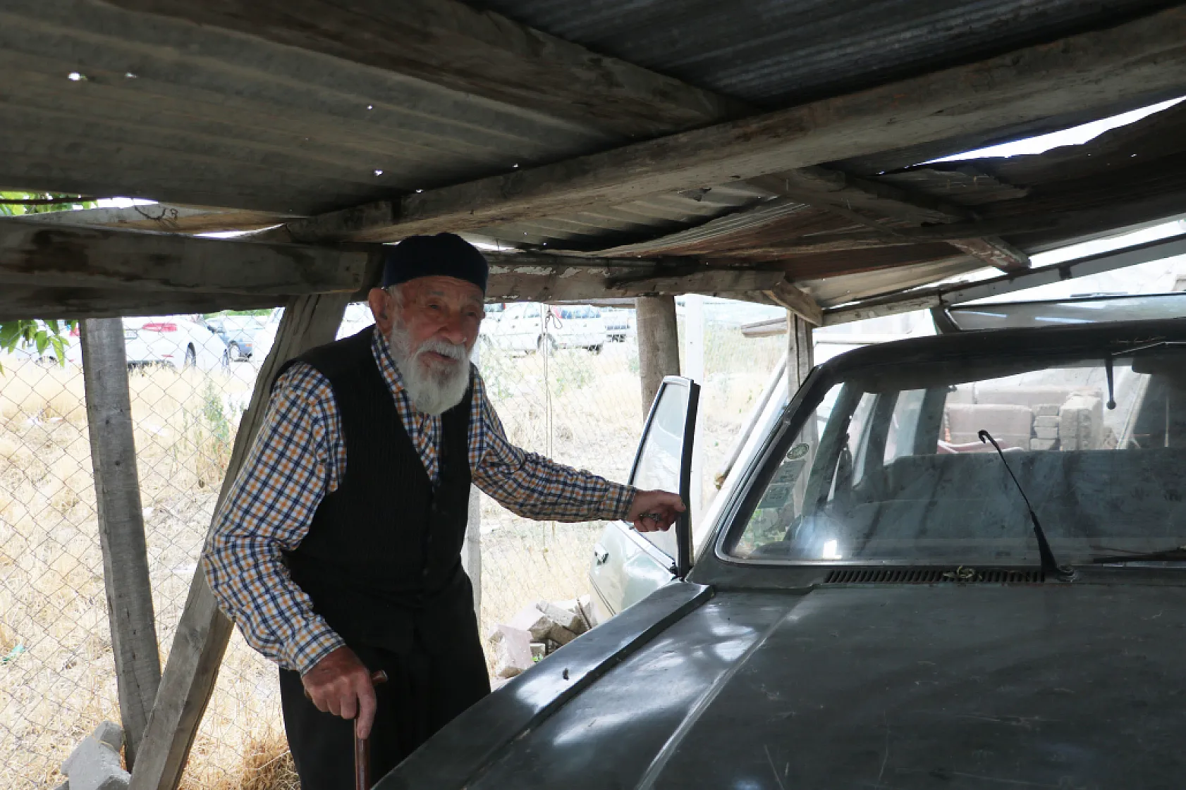 98'lik delikanlı 48 yaşındaki otomobilini 15 yıldır garajında saklıyor