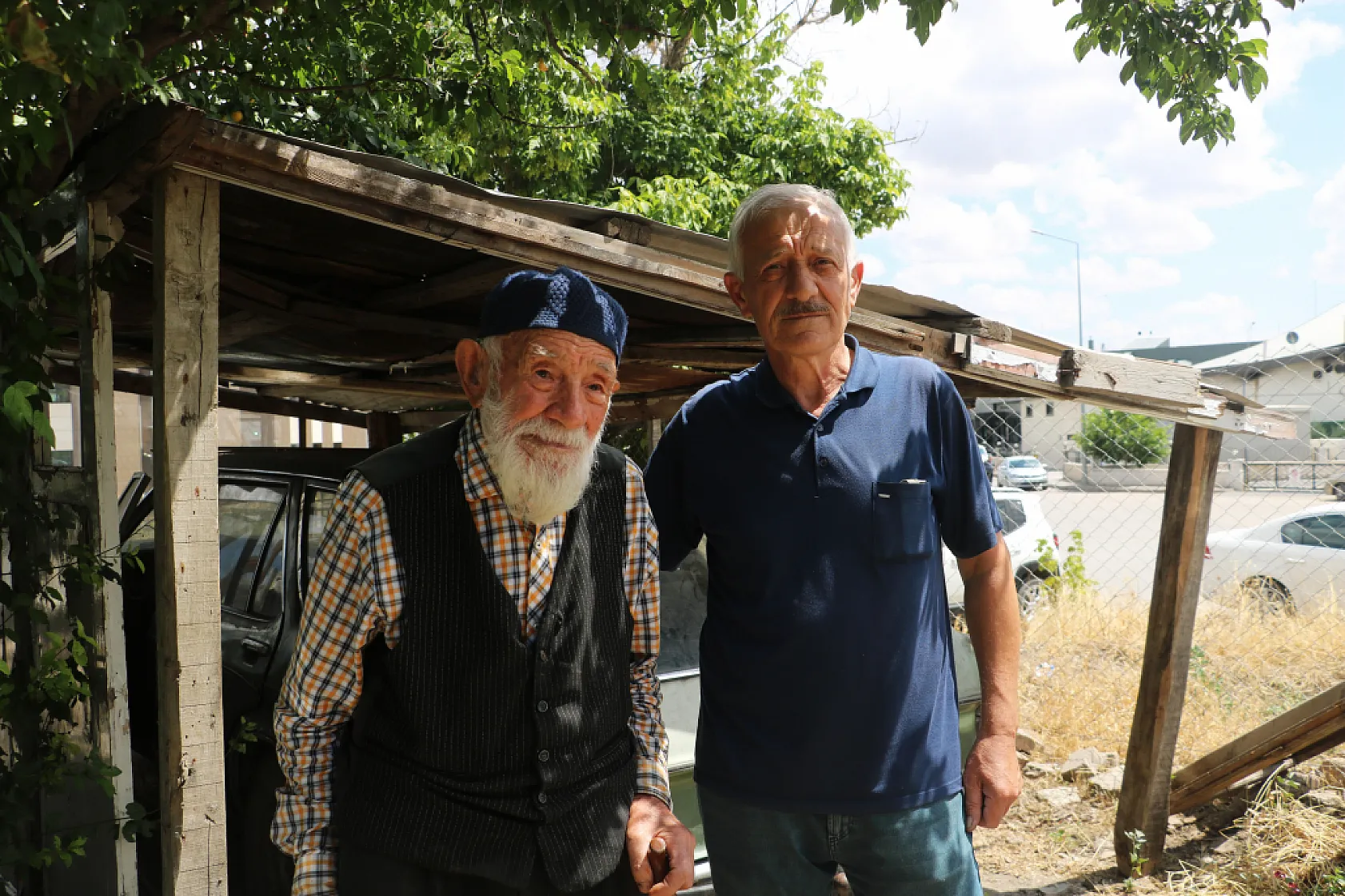 98'lik delikanlı 48 yaşındaki otomobilini 15 yıldır garajında saklıyor