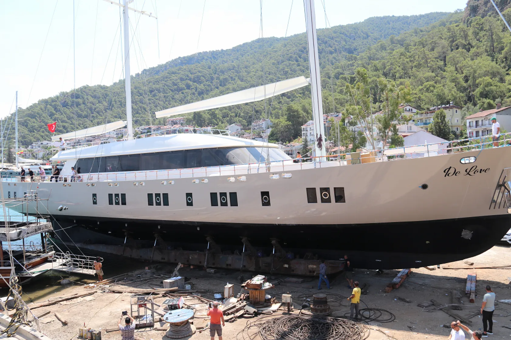 Fethiye Tersanesi'nde üretilen dev gulet denize indi
