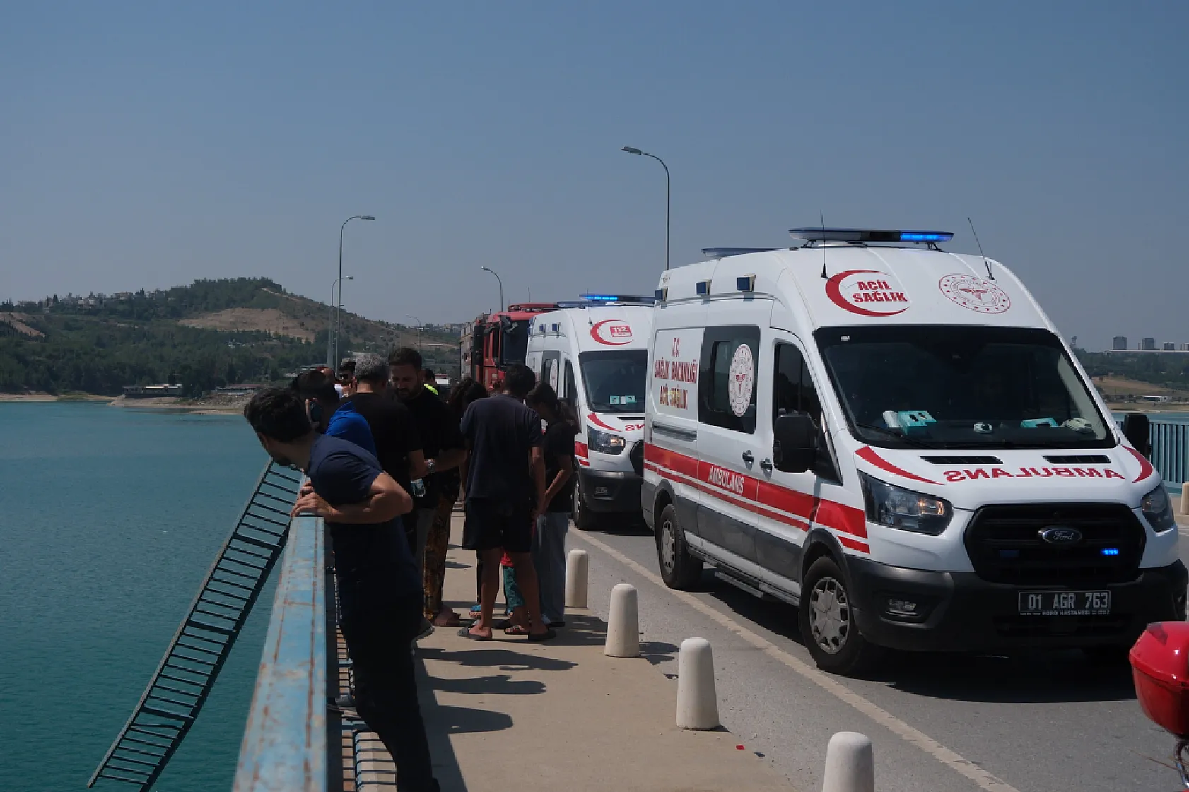 Anne, baba ve iki çocuklarının bulunduğu otomobil göle düşüp kayboldu