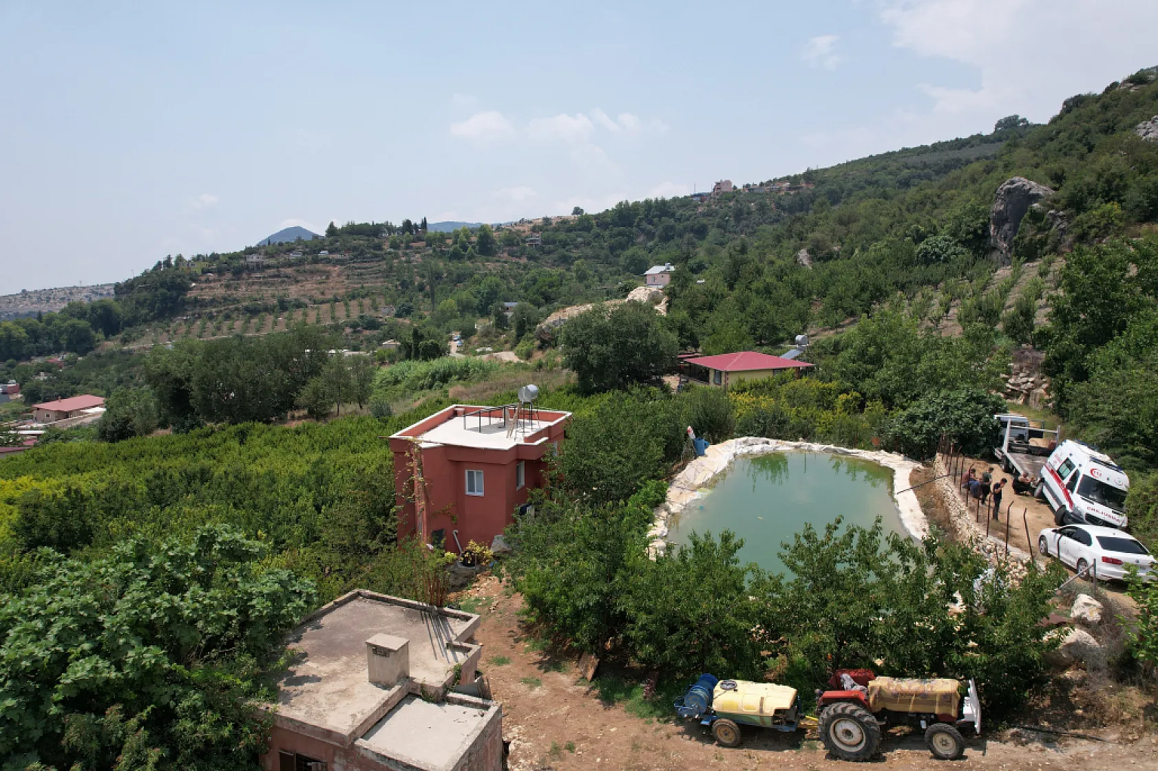 Boşanma aşamasındaki karısını, kaynanasını ve kayınbabasını tabanca ile vurdu