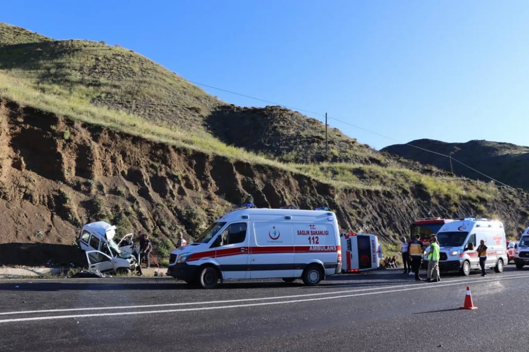 Ambulans ile hafif ticari araç çarpıştı: 4 ölü, 1 yaralı