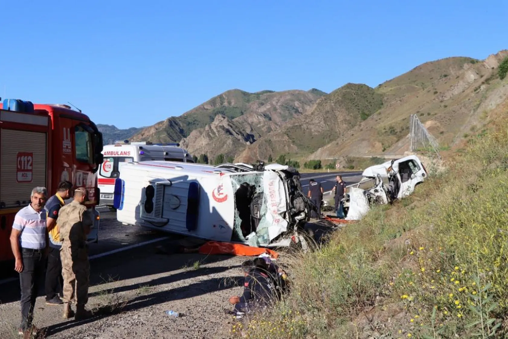Ambulans ile hafif ticari araç çarpıştı: 4 ölü, 1 yaralı