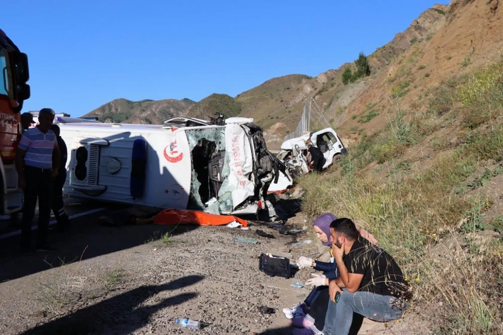 Ambulans ile hafif ticari araç çarpıştı: 4 ölü, 1 yaralı