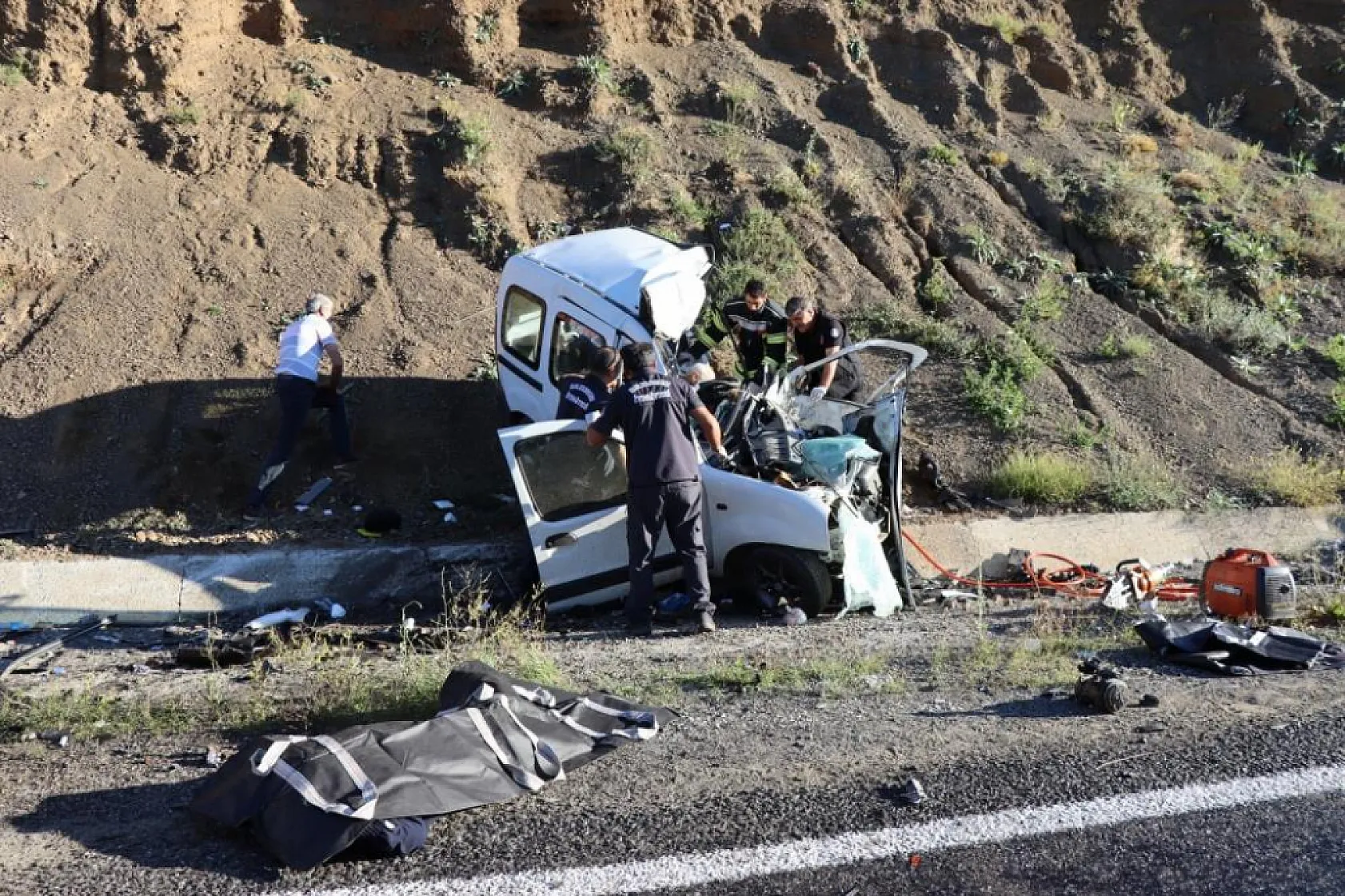 Ambulans ile hafif ticari araç çarpıştı: 4 ölü, 1 yaralı