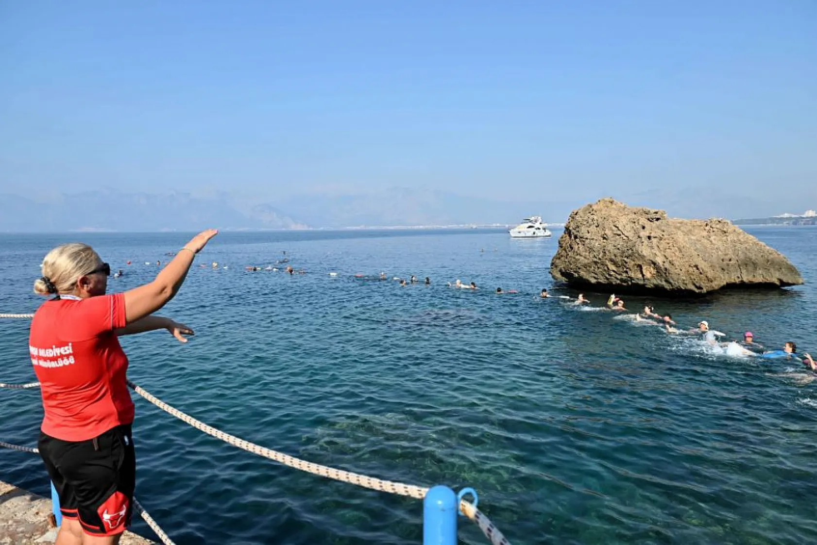 Mavi Bayraklı plajda su jimnastiğiyle hem spor hem serinlik