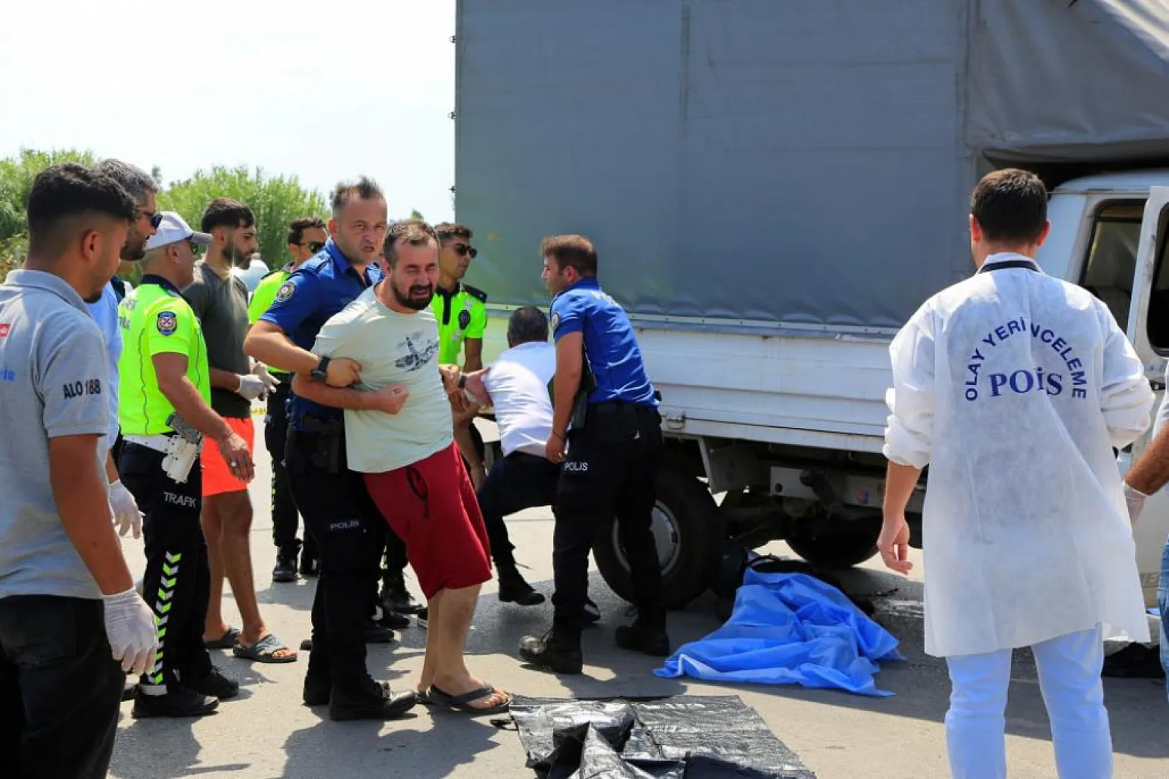 Feci kaza, kamyonetin altında kalan motosiklet sürücüsü hayatını kaybetti