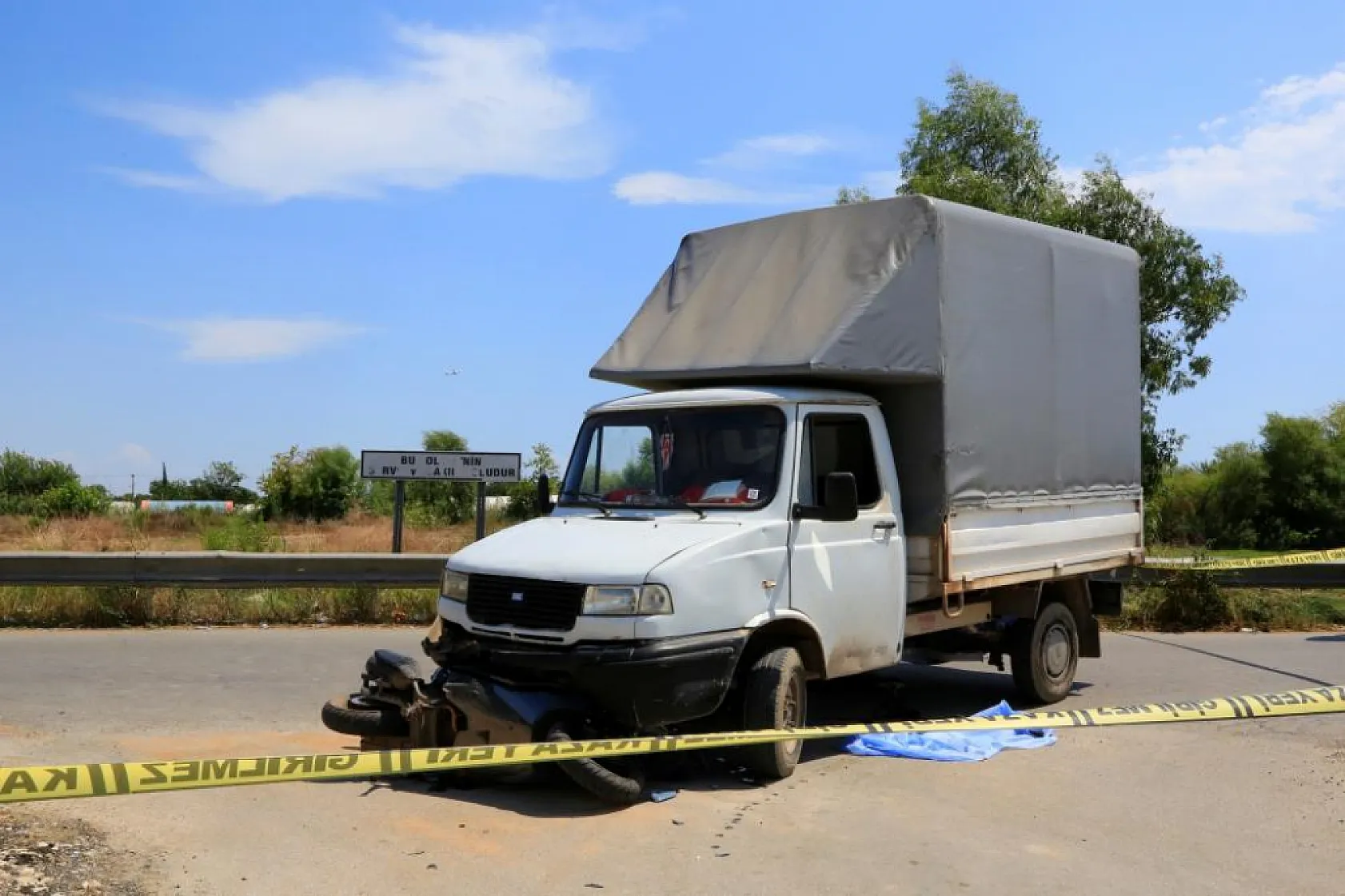 Feci kaza, kamyonetin altında kalan motosiklet sürücüsü hayatını kaybetti