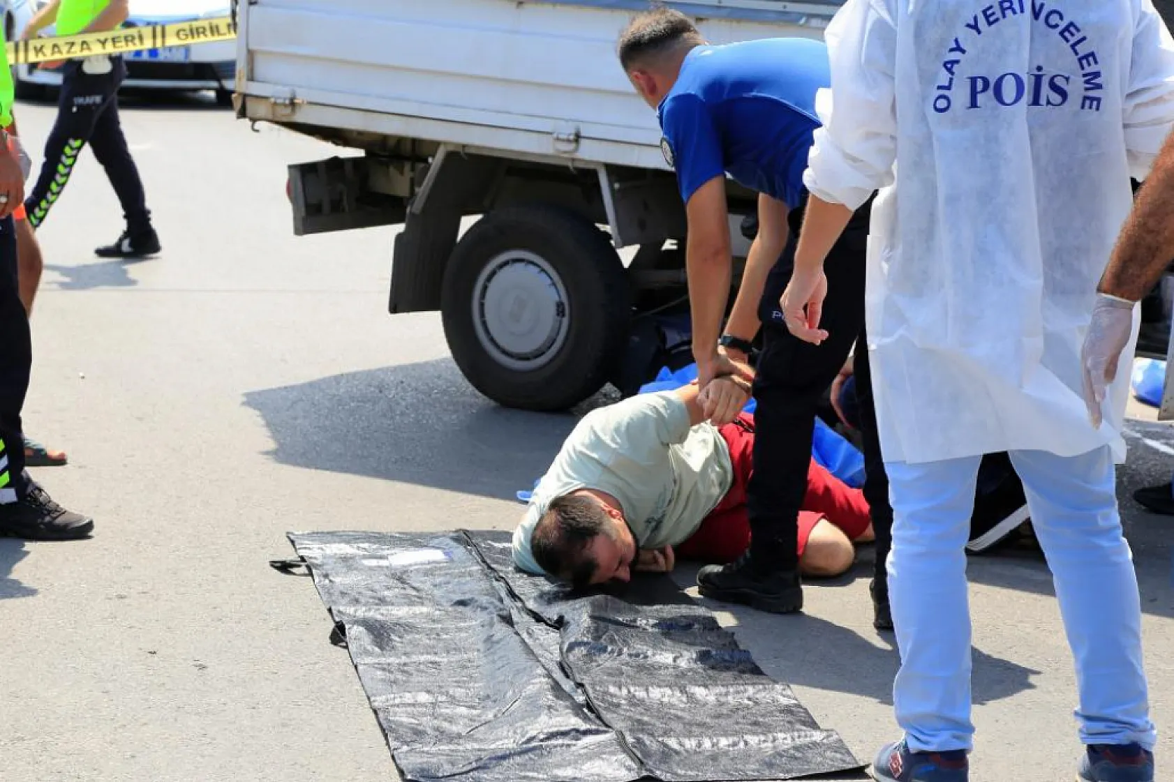 Feci kaza, kamyonetin altında kalan motosiklet sürücüsü hayatını kaybetti