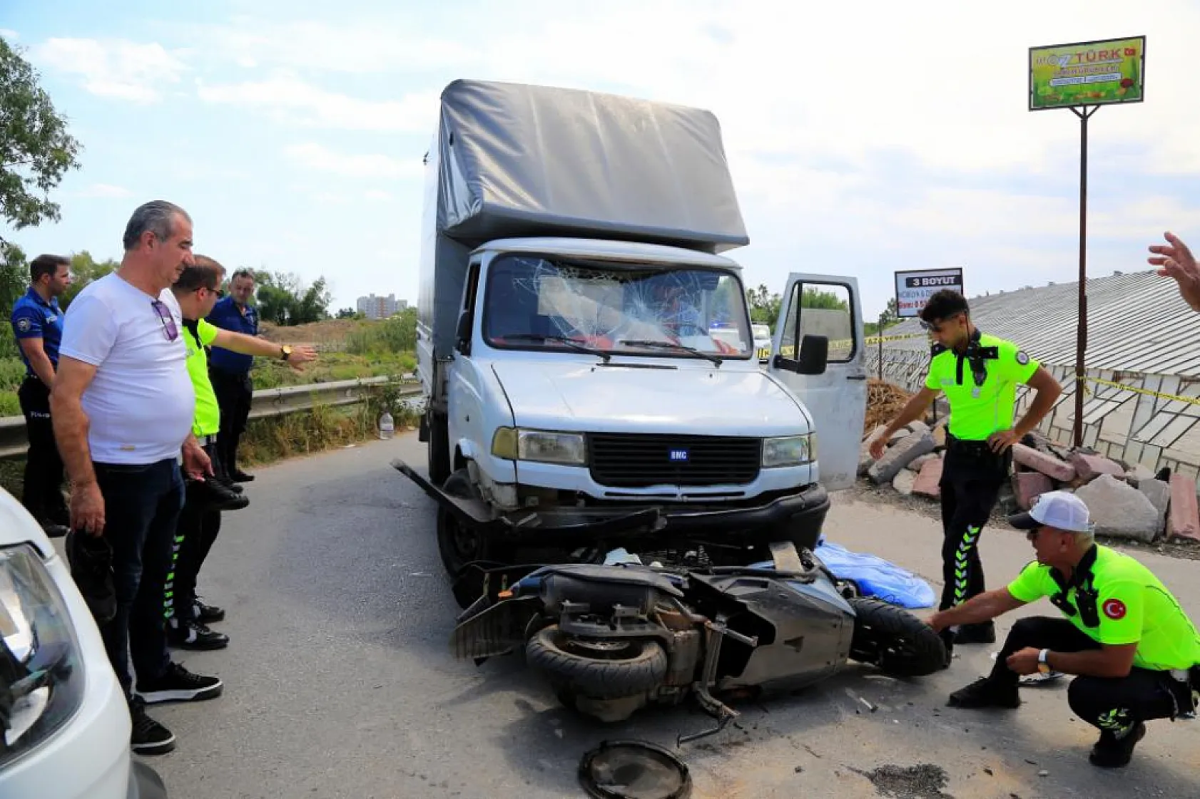 Feci kaza, kamyonetin altında kalan motosiklet sürücüsü hayatını kaybetti