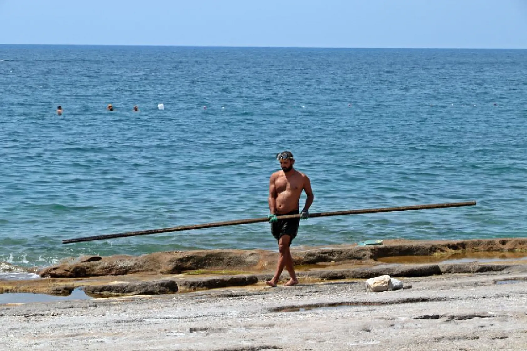 Pandemi döneminde işsiz kaldı, 4 yıldır denizdeki atık metalleri paraya çeviriyor