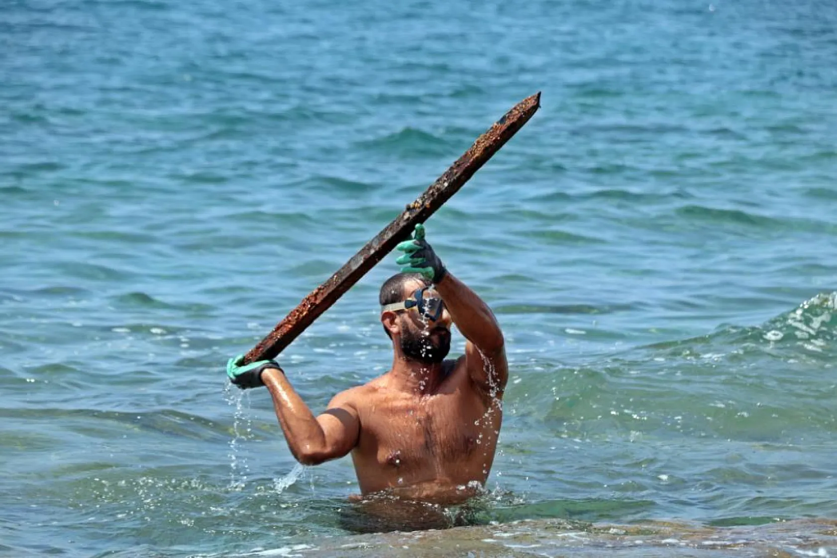 Pandemi döneminde işsiz kaldı, 4 yıldır denizdeki atık metalleri paraya çeviriyor