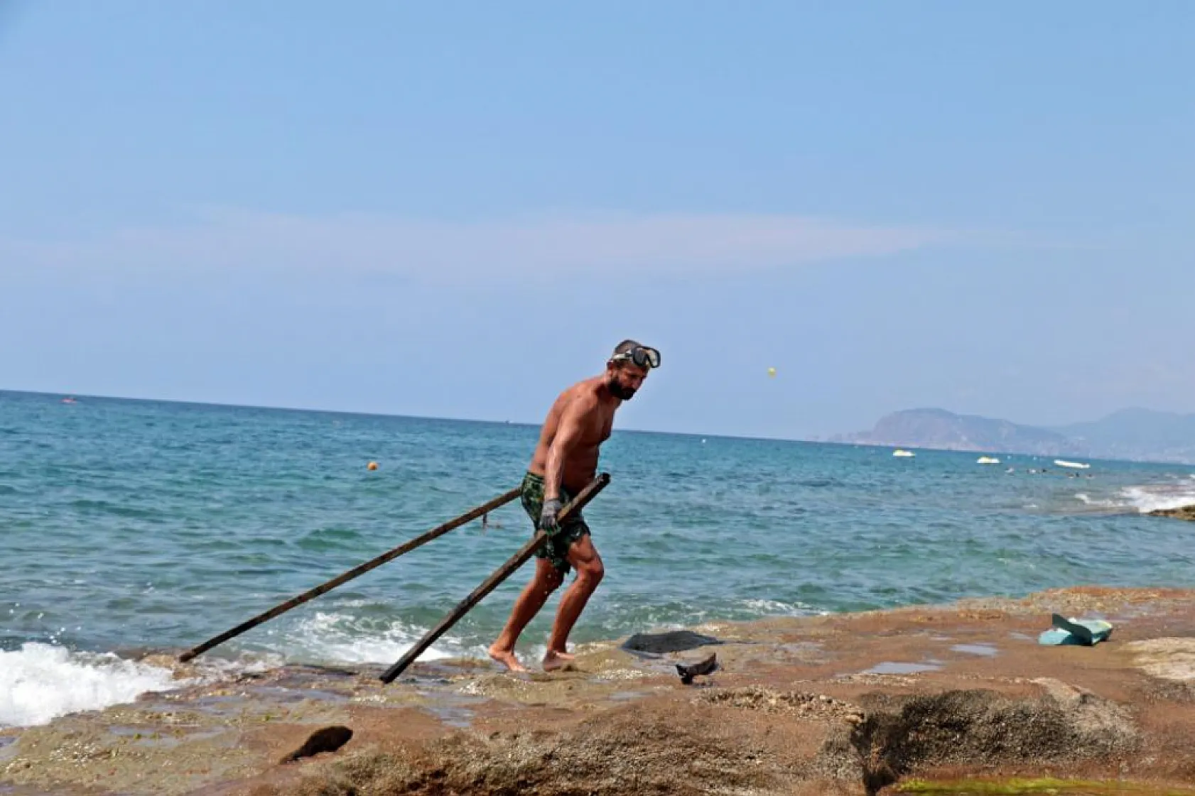 Pandemi döneminde işsiz kaldı, 4 yıldır denizdeki atık metalleri paraya çeviriyor