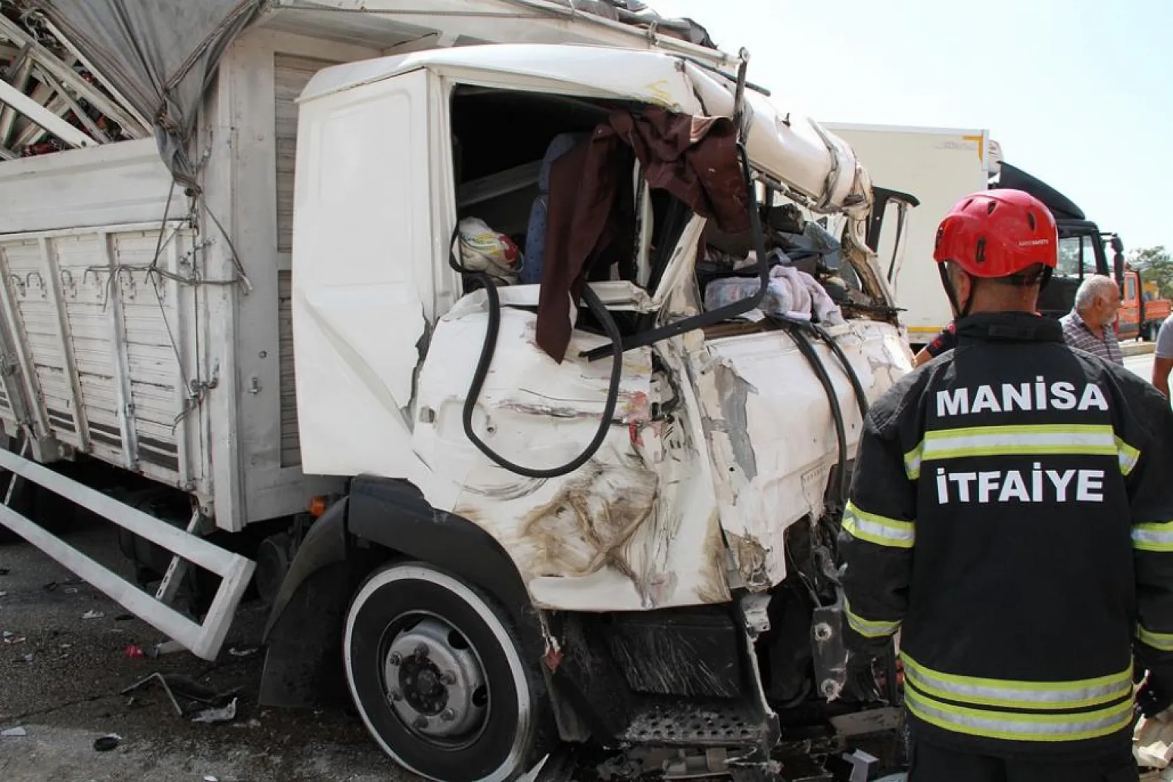 Hurdaya dönen kamyonetten sağ çıktı