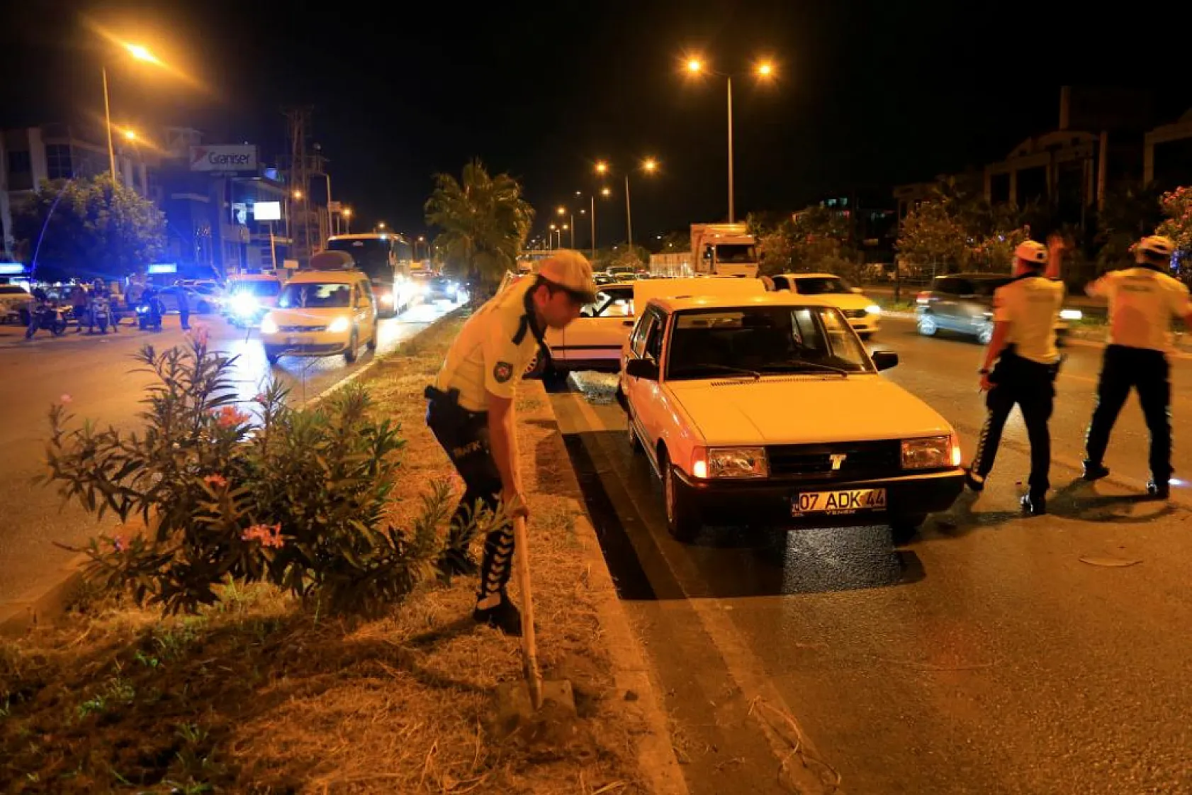 4 araç birbirine girdi, yoldaki yağı gören trafik polisi küreği eline aldı