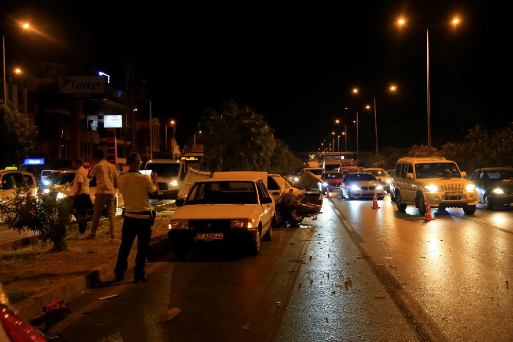 4 araç birbirine girdi, yoldaki yağı gören trafik polisi küreği eline aldı