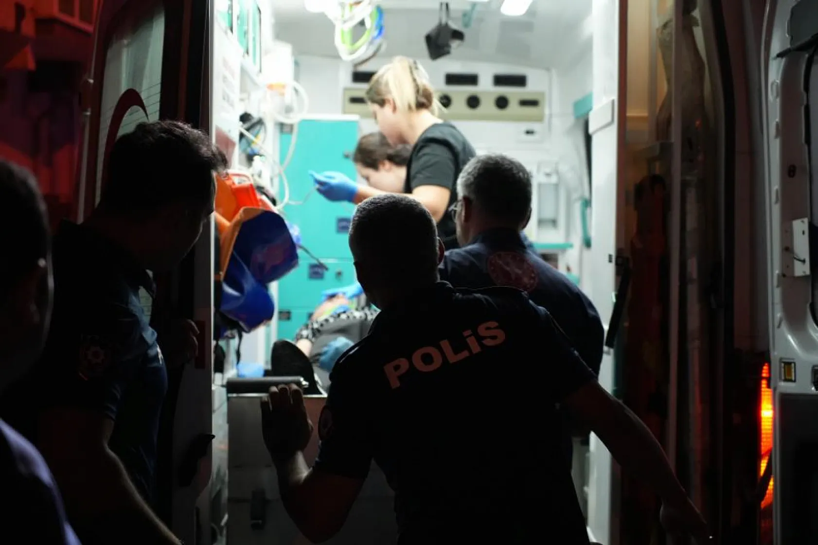 Otomobilde sıkışanları kurtarmak için seferber oldular