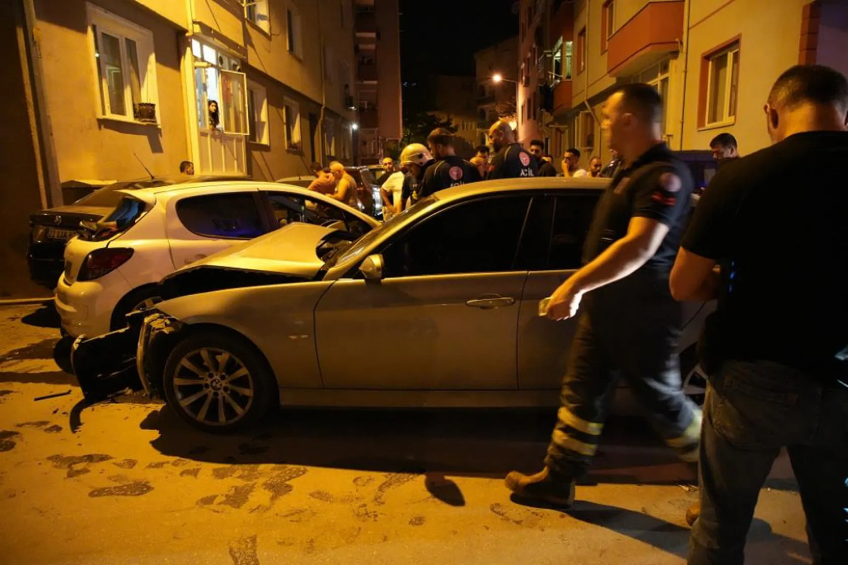 Otomobilde sıkışanları kurtarmak için seferber oldular