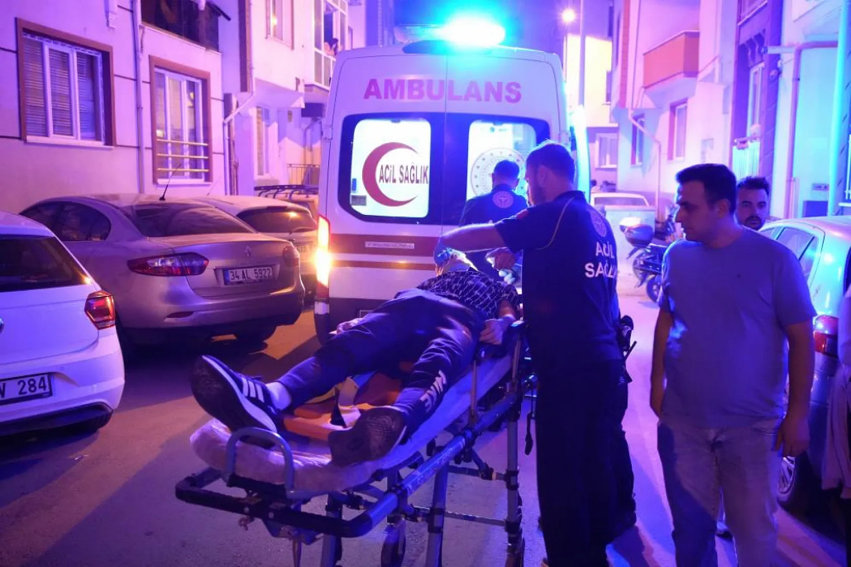 Otomobilde sıkışanları kurtarmak için seferber oldular
