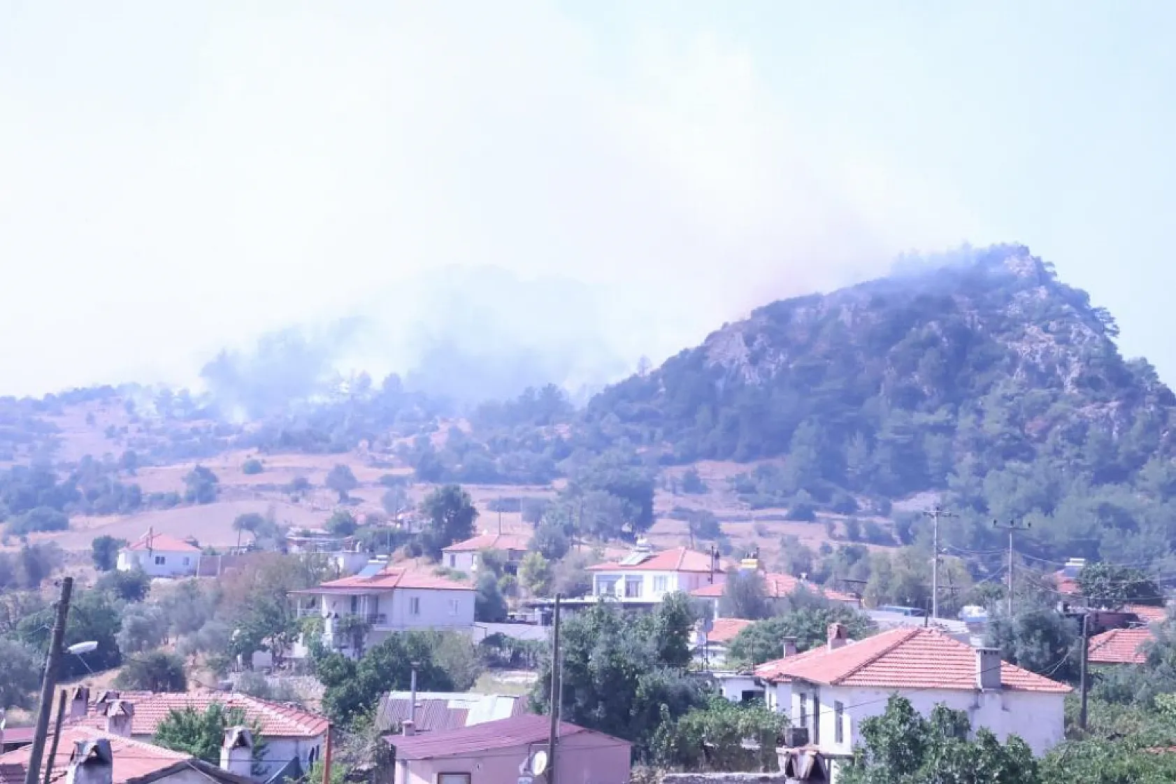 Muğla'da yangına 9 helikopter, 6 uçak müdahale ediyor