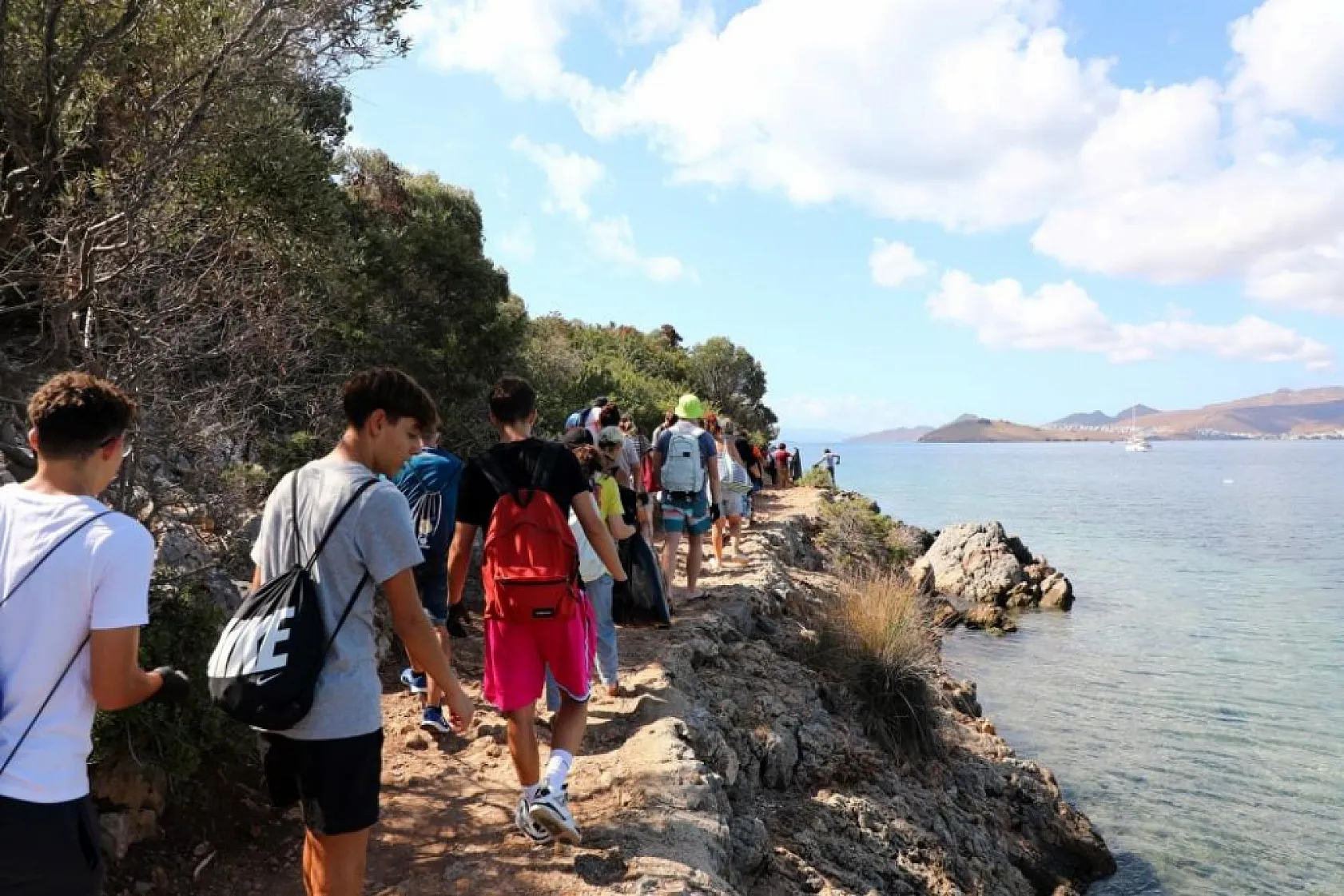 Bodrum'da öğrenciler kıyı temizliği yaptı