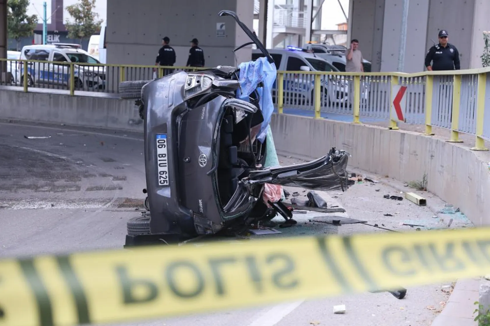 Üst geçitten aşağıya düşen otomobil sürücüsü genç kadın öldü